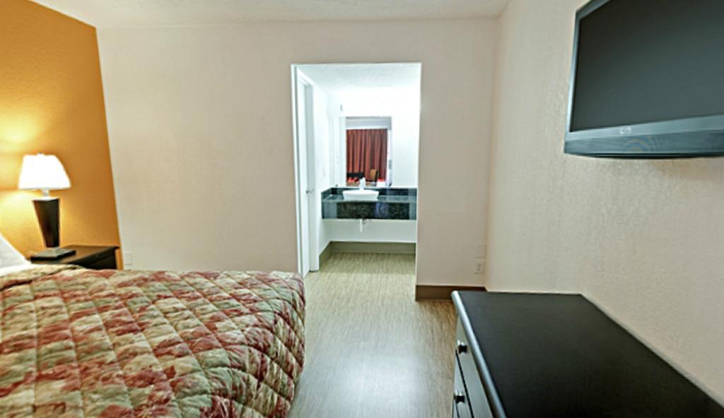 Econo Lodge เมโทรโปลิส ห้อง รูปภาพ