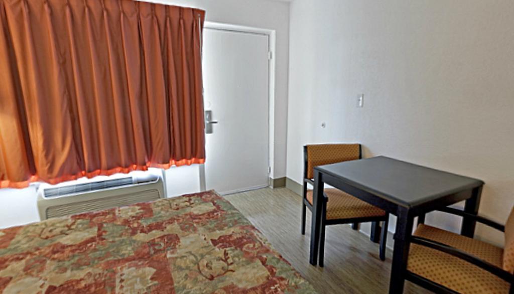 Econo Lodge เมโทรโปลิส ห้อง รูปภาพ