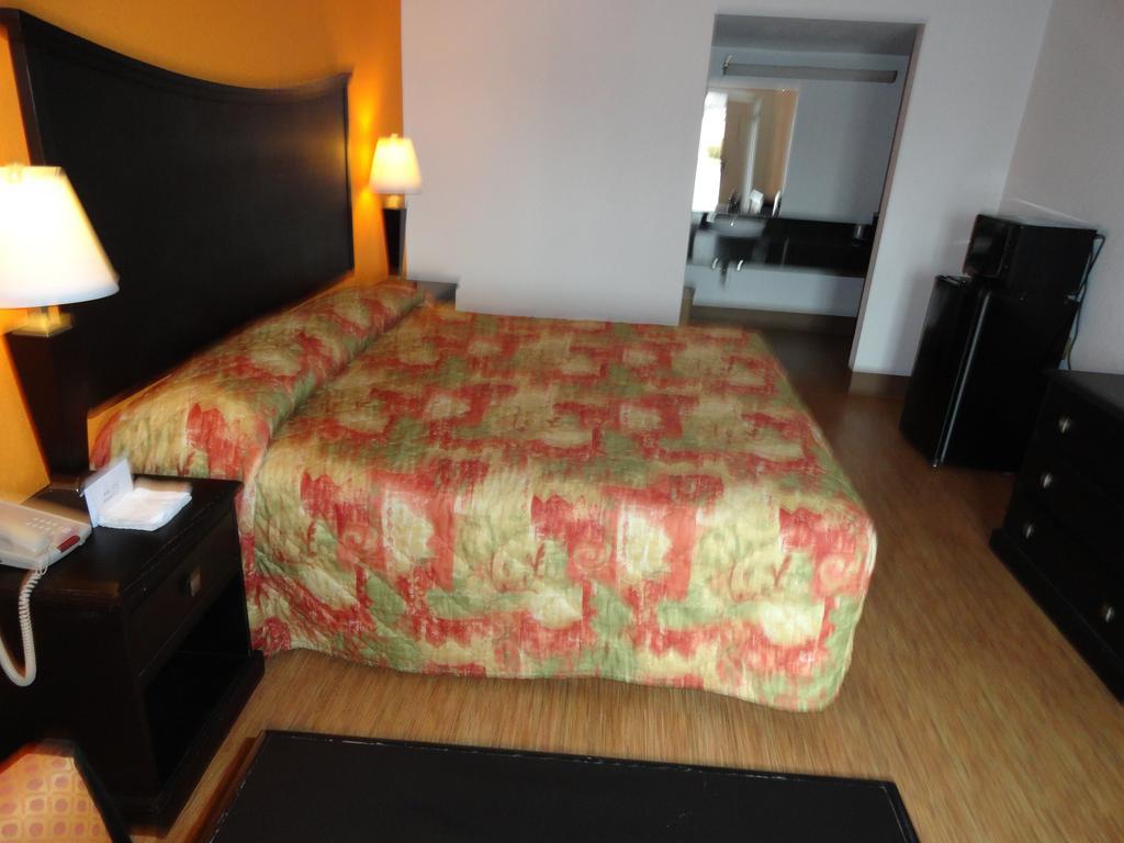 Econo Lodge เมโทรโปลิส ห้อง รูปภาพ