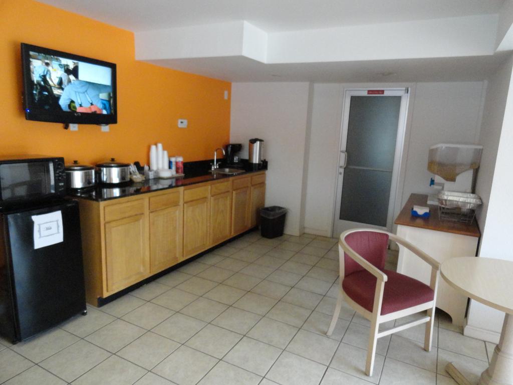 Econo Lodge เมโทรโปลิส ภายนอก รูปภาพ